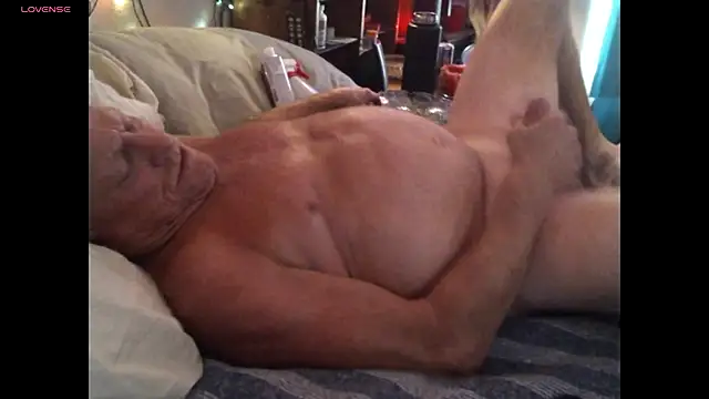 Pussyeat2please online show from September 27, 3:10 pm