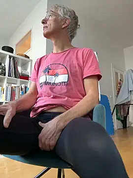 Snapshot of SexyLeon8 chatting on October 20, 9:13 am SexyLeon8 online show from October 20, 9:13 am