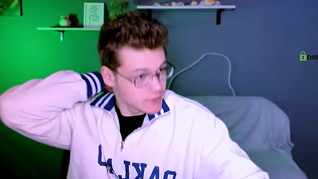 Snapshot of lucas_long_ chatting on October 21, 8:50 am lucas long online show from October 21, 8:50 am