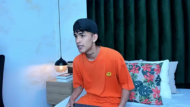 Snapshot of Thiago_twink chatting on October 21, 8:01 pm Thiago twink online show from October 21, 8:01 pm