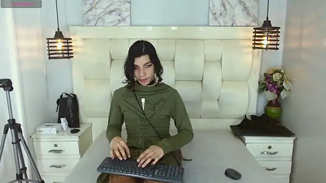 Atley Dolly online show from April 7, 9:37 pm