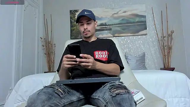 Snapshot of loghan_fox chatting on September 24, 3:28 am loghan fox online show from September 24, 3:28 am