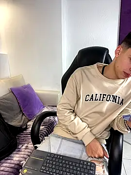 AdrianRinaldi online show from November 8, 8:45 pm