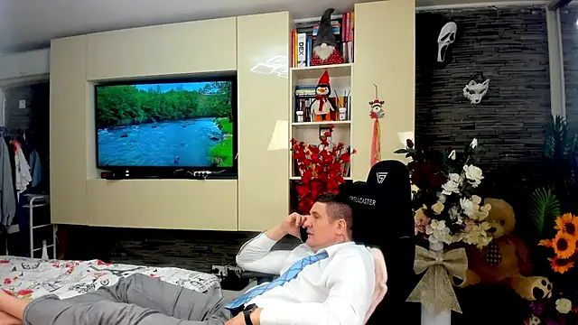 SpartacusDaddy48 online show from April 15, 7:58 pm