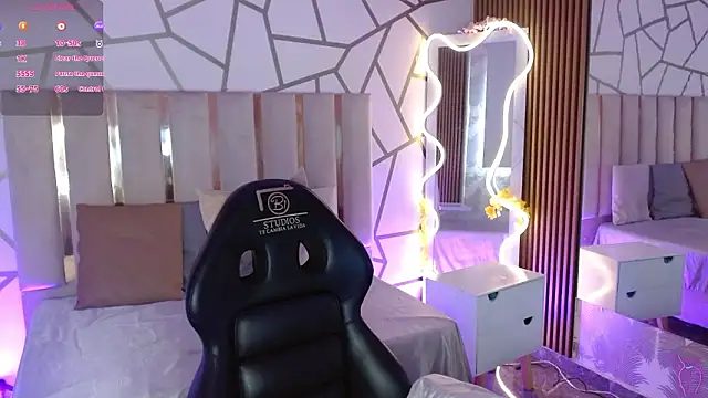 CYRUS TAY online show from March 6, 4:26 pm