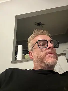 Axl hot online show from April 20, 8:44 pm