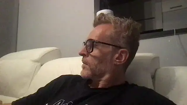 Axl hot online show from May 21, 8:02 pm