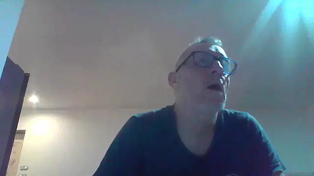 Snapshot of davv28 chatting on October 17, 1:31 am davv28 online show from October 17, 1:31 am