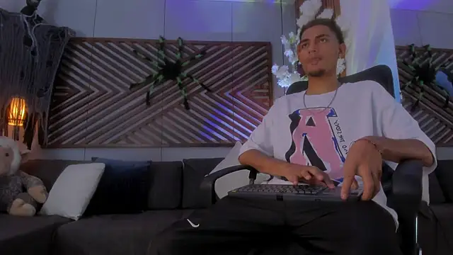 Adonis WB online show from October 29, 9:29 pm