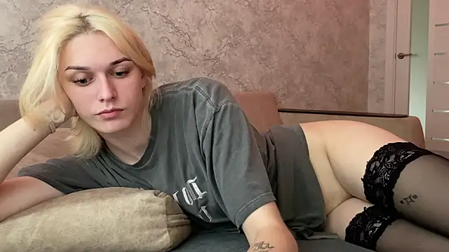 Snapshot of evelina228 chatting on September 18, 8:27 am evelina228 online show from September 18, 8:27 am