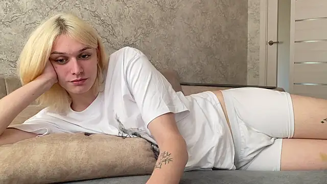 Snapshot of evelina228 chatting on September 30, 7:02 am evelina228 online show from September 30, 7:02 am