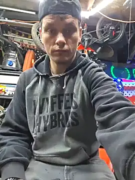 twistafatpipe online show from April 5, 9:00 pm