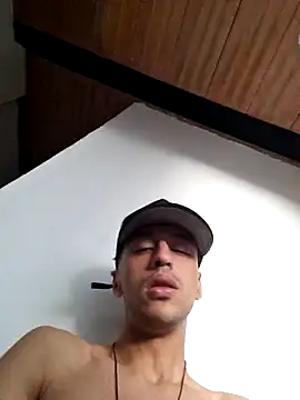 Santi2323xxX online show from December 1, 9:18 pm