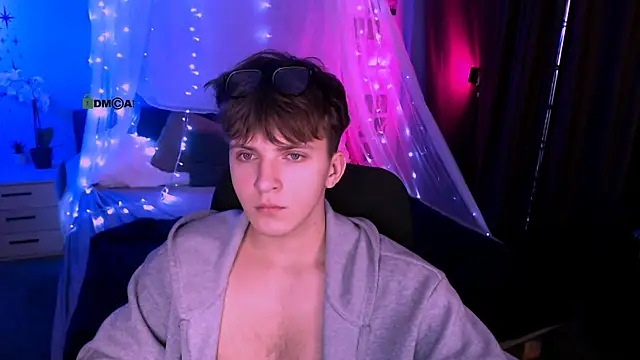 travis wolf  online show from November 25, 9:06 pm