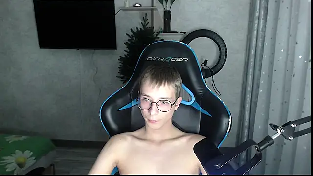 glasses cat online show from January 9, 9:42 pm