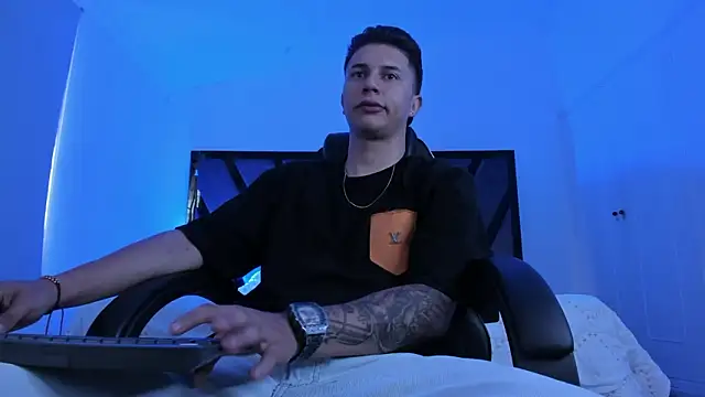 liaamsmiith  online show from February 3, 12:54 pm