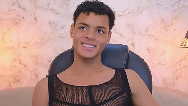 Snapshot of Valentino_Thompson chatting on October 20, 8:02 pm Valentino Thompson online show from October 20, 8:02 pm