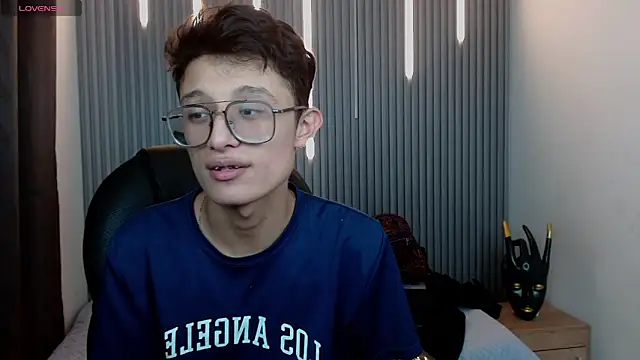 SantiagoRusso18 online show from April 19, 10:34 pm