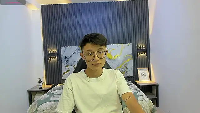 SantiagoRusso18 online show from February 11, 7:19 pm