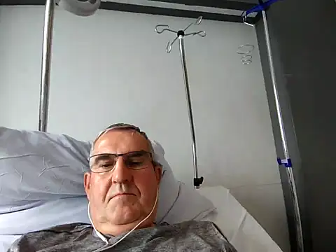 Snapshot of Oldmenhot66 chatting on October 21, 8:39 am Oldmenhot66 online show from October 21, 8:39 am