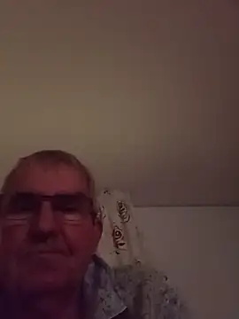 Snapshot of Oldmenhot66 chatting on October 31, 6:33 pm Oldmenhot66 online show from October 31, 6:33 pm