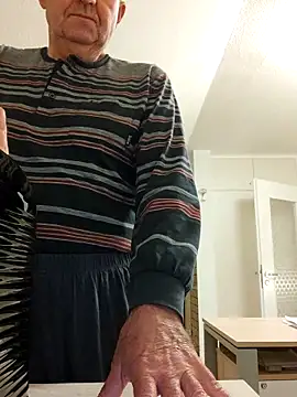 Snapshot of Oldmenhot66 chatting on October 12, 4:39 am Oldmenhot66 online show from October 12, 4:39 am