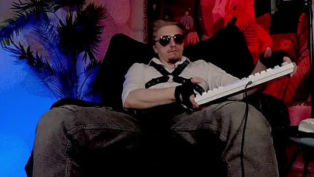 Vincent Hardman online show from April 8, 8:28 pm