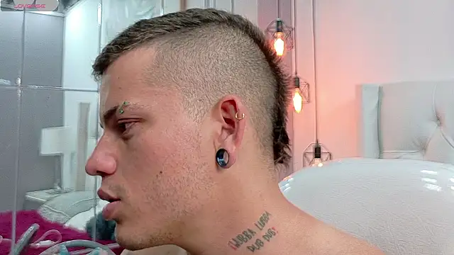 wildthor26 online show from February 17, 7:18 am