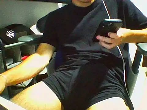 Snapshot of AlbertoRuiz086 chatting on October 25, 7:43 am AlbertoRuiz086 online show from October 25, 7:43 am