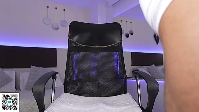 DanteeStone online show from March 25, 9:19 pm