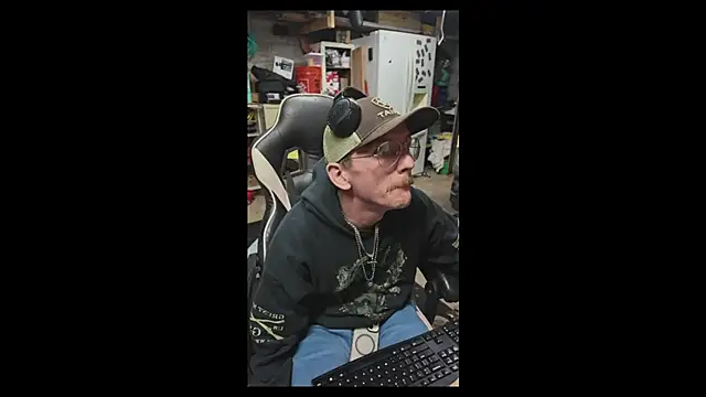 AverageMaleJay online show from November 7, 3:54 am