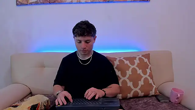 Snapshot of Leoo_Miller chatting on October 21, 9:17 pm Leoo Miller online show from October 21, 9:17 pm