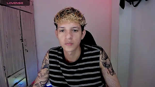 tylernova online show from April 2, 3:04 am