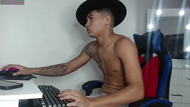 Snapshot of Angel_LatinGuy chatting on October 13, 10:16 pm Angel LatinGuy online show from October 13, 10:16 pm