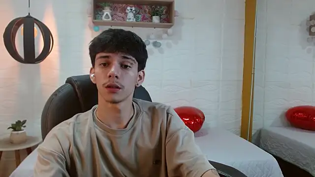 AmethystShadow17 online show from April 12, 3:53 am