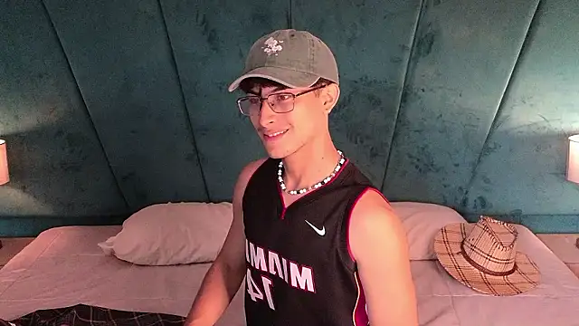 Aaron Eze online show from March 27, 9:16 pm