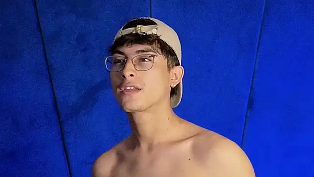 Aaron Eze online show from October 26, 10:45 pm