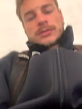 loiromaisdezoito online show from October 19, 3:37 pm