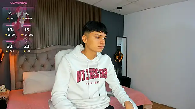 Maxii18  online show from October 27, 1:46 pm