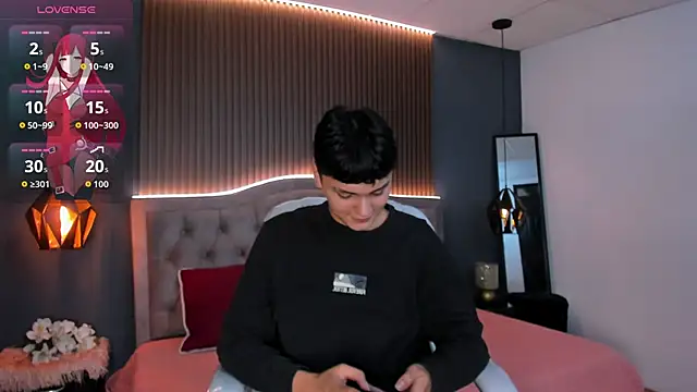 Maxii18  online show from November 4, 7:04 pm