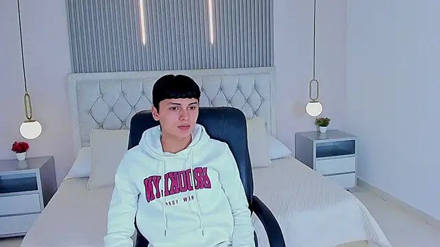 Maxii18  online show from December 2, 7:06 pm