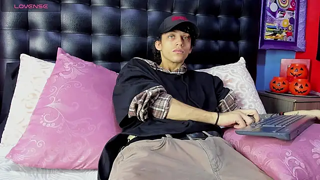 Khalid16  online show from November 3, 1:35 pm