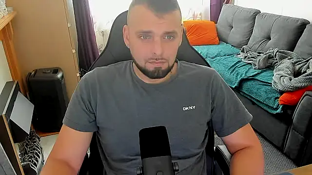 Snapshot of justforfunchriss chatting on October 31, 11:24 am justforfunchriss online show from October 31, 11:24 am