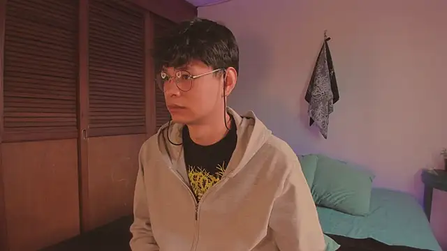 estmonnn online show from December 13, 10:27 pm