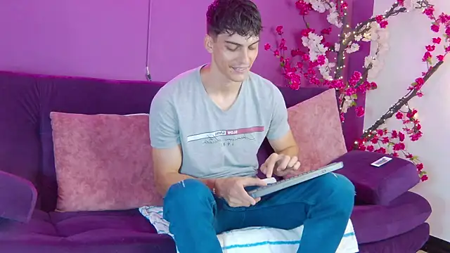 AlessioVitale online show from November 26, 12:19 pm