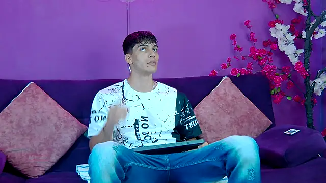 AlessioVitale online show from November 30, 1:35 pm