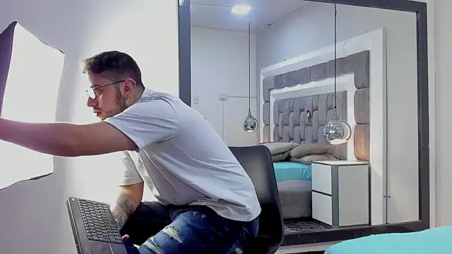 Ethan Greys online show from November 27, 5:00 am