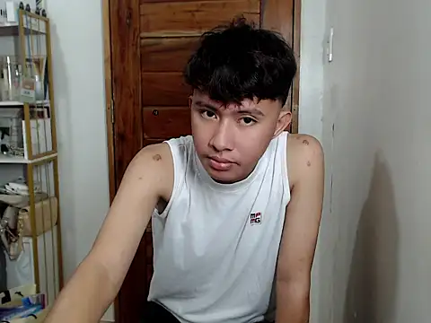 asiantwink0000 online show from December 15, 3:14 am