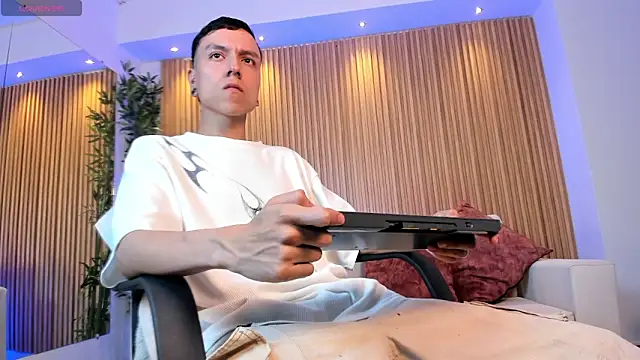 Bastthianxxx online show from December 3, 8:15 pm