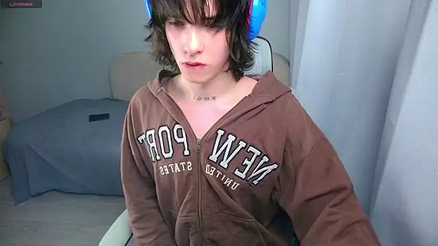 LeonBoykisser online show from June 6, 7:20 pm